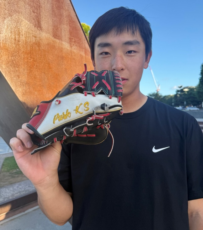 Tân binh KT Lee Kang Min gần đây đã nhận được găng tay huấn luyện mà huấn luyện viên Park Kyung Soo đã sử dụng và chụp ảnh chứng nhận tại trại xuân KT 2026 được tổ chức tại Gillong, Úc. /Ảnh = Cung cấp KT Wiz