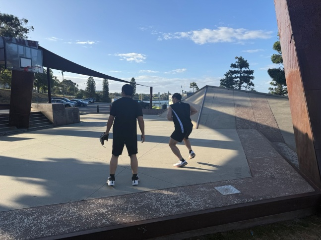 Tân binh KT Lee Kang Min (phải) và Kim Gun Hwi gần đây đang tập luyện phòng ngự tại trại xuân KT 2026 được tổ chức tại Gyulong, Úc. /Ảnh = Cung cấp KT Wiz