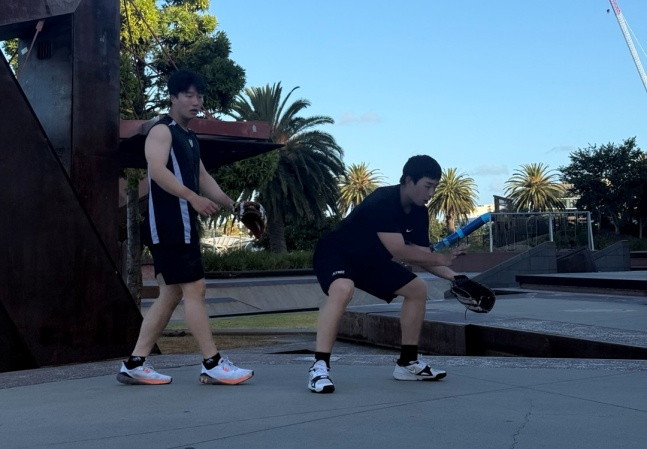 Tân binh KT Lee Kang Min (phải) và Kim Gun Hwi gần đây đang tập luyện phòng ngự tại trại xuân KT 2026 được tổ chức tại Gyulong, Úc. /Ảnh = Cung cấp KT Wiz