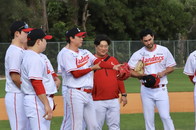 Cầu thủ ném bóng SSG Landers Kim Kwang-hyun (giữa) đang kiểm tra tình trạng cánh tay trái trong cuộc tập trận đầu tiên ở Berovic, Florida, Mỹ. /Ảnh = SSG Landers cung cấp