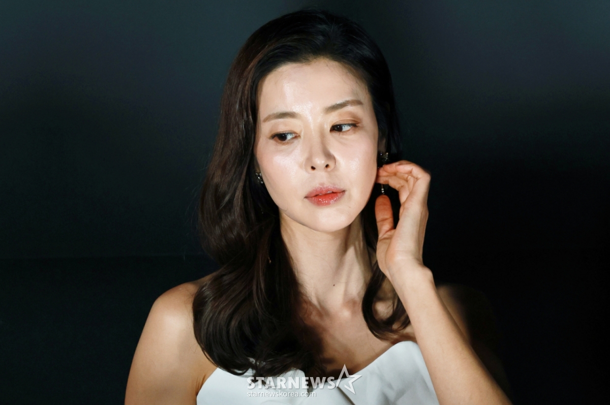 Chiều 29/4, diễn viên Kim Gyu Ri đã tham dự buổi họp báo ra mắt phim điện ảnh Shin Myung (đạo diễn Kim Nam Kyun) diễn ra tại CGV Yongsan IPark Mall, Seoul và đang chờ đợi sự bắt đầu. /2025.05.29/Ảnh = Photoguy@ Lee Dong Hoon