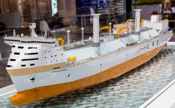 =韩华海洋提供业界首次开发的"无碳推进LNG运输船"模型/照片。