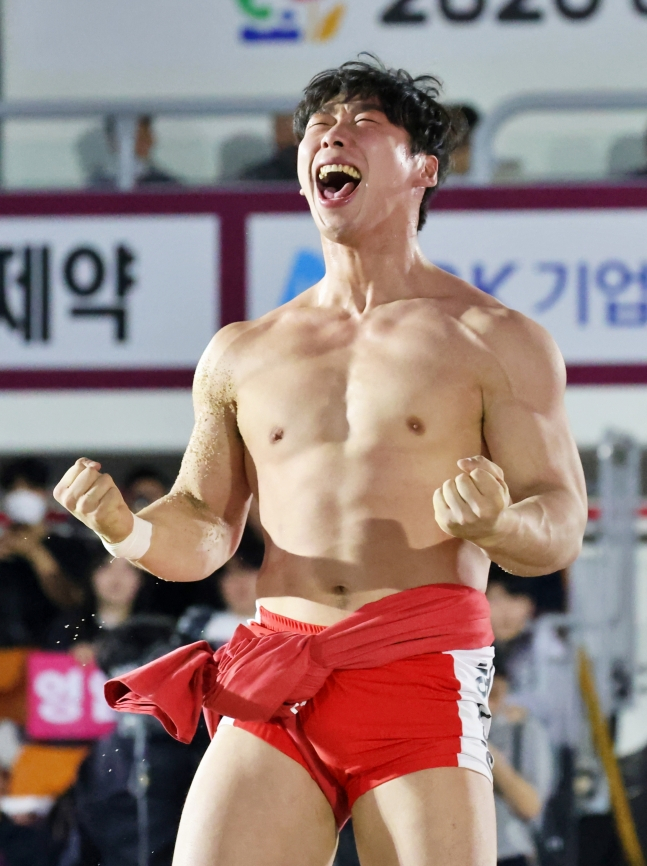 Heo Sun Haeng đang gầm rú sau khi lên đến đỉnh Tae Baek Jang Se. /Ảnh = Hiệp hội đấu vật Hàn Quốc cung cấp