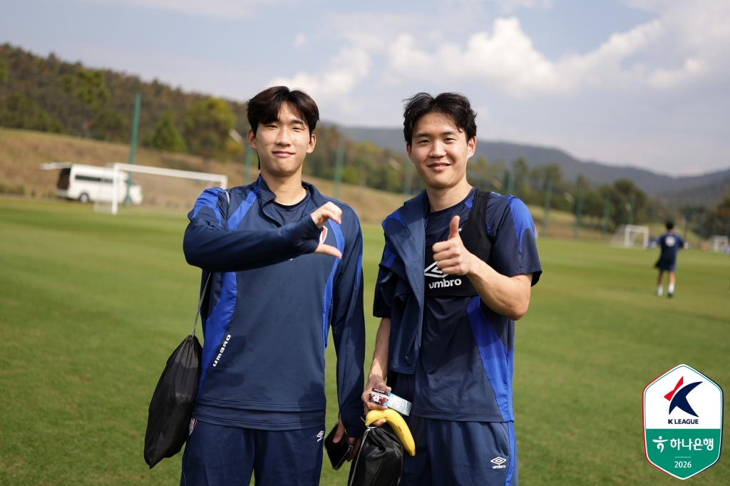 Park Hyun-bin (trái) và Jung Ho-yeon chuyển đến Suwon Samsung. /Ảnh = Liên đoàn bóng đá chuyên nghiệp Hàn Quốc cung cấp