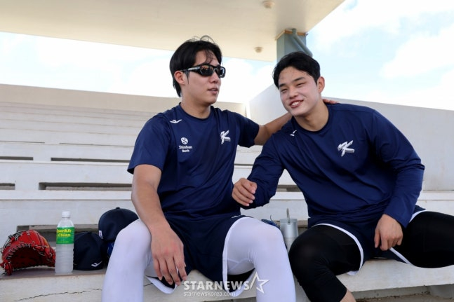 Won Tae-in (left) smiles and talks with Moon Dong-joo during a break after training at the first camp of the Saipan national team in January. /Photo = Senior Reporter Kang Young-jo