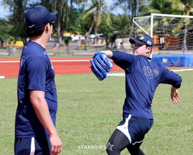 Moon Dong-ju (right) is asking Won Tae-in for advice after completing catch training.  /Photo = Senior Reporter Kang Young-jo