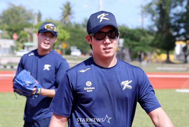 Won Tae-in (right) is leaving behind Moon Dong-ju, who is asking for advice. /Photo = Senior Reporter Kang Young-jo