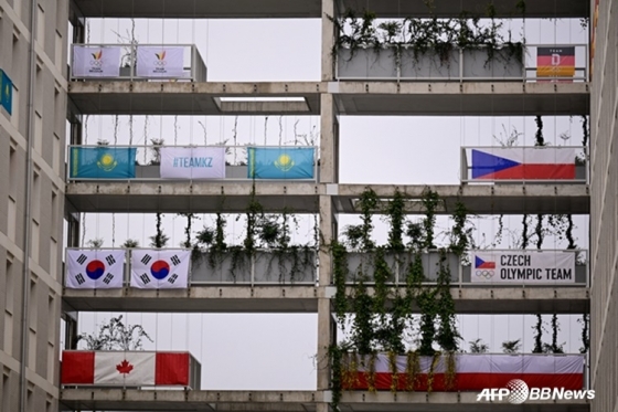 奥运村里悬挂着不同国家的国旗。 =法新社BBNews=新闻1。