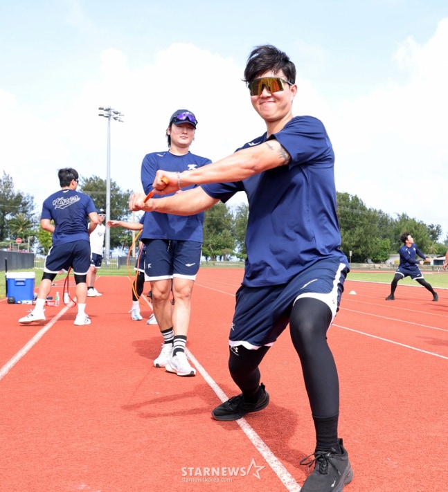 Yoo Young-chan (right) is training at the first camp of the Saipan national baseball team in January. /Photo = Senior Reporter Kang Young-jo