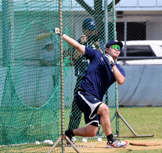 LG Moon Bo-kyung is training to hit at the first camp of Saipan, the national baseball team. /Photo = Senior Reporter Kang Young-jo