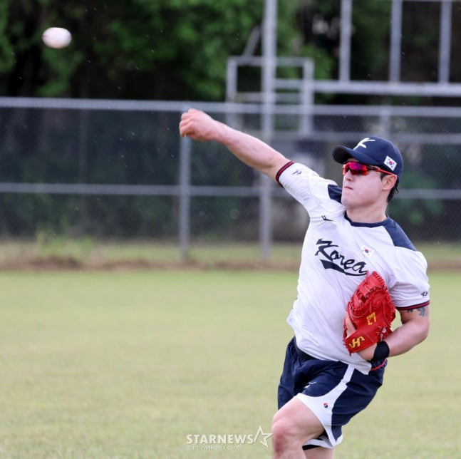 LG catcher Park Dong-won is playing catch during Saipan Baseball Team training in January. /Photo = Senior Reporter Kang Young-jo