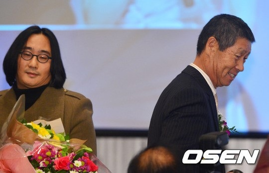 Chủ sở hữu của đội Goyang Wonders (trái), người đã nhận được giải thưởng Ilguidae vào năm 2012, đang nhận bó hoa từ huấn luyện viên Kim Sung Geun.