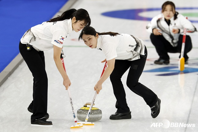 图为投完石球后，正在观看的金恩智（右）和薛艺恩（左）和金秀智。 =法新社BBNews=新闻1。