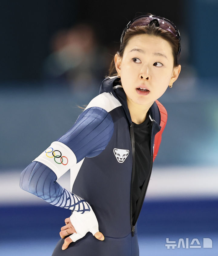 Kim Min-sun is catching her breath after the women's 500m speed skating final at the 2026 Milan/Cortina D'Ampezzo Winter Olympics held at Milan Speed Skating Stadium in Italy on the 15th (local time). /Photo = Newsis
