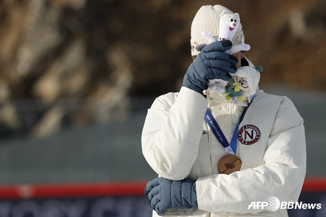 Vận động viên Biathlon người Na Uy Sturla Holm Legrand đã rơi nước mắt sau khi giành huy chương đồng trong cuộc thi cá nhân 20km của người đàn ông Biathlon tại Thế vận hội mùa đông Milan Cortina Dampecho ngày 11 vừa qua. /AFPBBNews = Tin tức 1