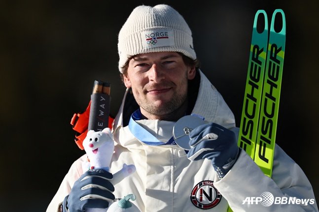 Legrad đang mỉm cười sau khi trang trí huy chương thứ ba của cuộc thi bằng ánh bạc. /AFPBBNews = Tin tức 1