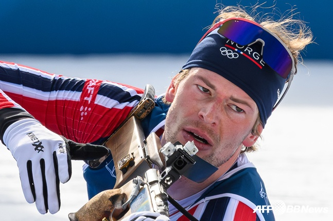 Legrand chuẩn bị bắn trong trận đấu Biathlon. /AFPBBNews = Tin tức 1