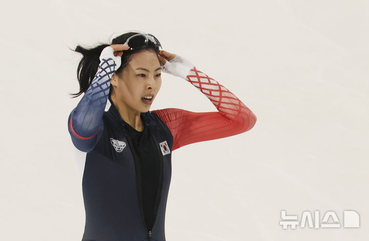 Lee Na-hyun is running around the track after finishing the women's 500m speed skating event at the 2026 Milan/Cortina D'Ampezzo Winter Olympics at Milan Speed Skating Stadium in Italy on the 15th (local time). /Photo = Newsis