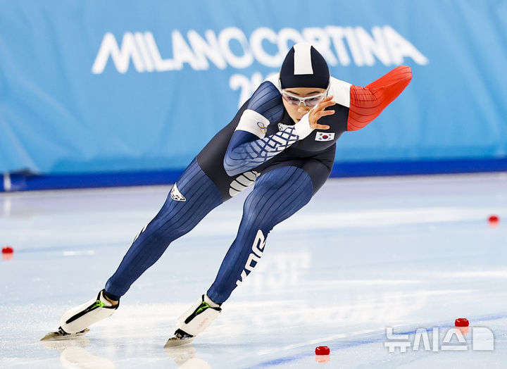 Lee Na-hyun is running in the women's 500m speed skating event at the 2026 Milan/Cortina D'Ampezzo Winter Olympics held at the Milan Speed Skating Stadium in Italy on the 15th (local time). /Photo = Newsis