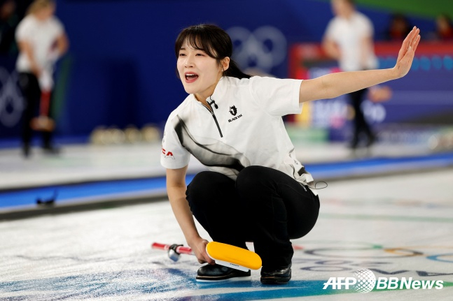 韓国女子カーリング代表チーム京畿道庁ソル·イェウンが14日（韓国時間）、イタリア·コルティナダンペッツォのコルティナカーリングオリンピックスタジアムで開かれた2026ミラノ·コルティナ冬季五輪カーリングラウンドロビンで指示している。 /AFPBBNews=ニュース1