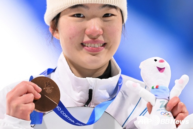 韓国のユ·スンは10日（韓国時間）、イタリア·リビーニョのスノーパークで行われた2026ミラノ·コルティナダンペッツォ冬季五輪スノーボード女子ビッグエアで銅メダルを取って笑っている。 /AFPBBNews=ニュース1