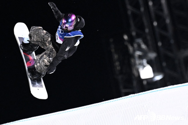 韓国のユ·スンは10日（韓国時間）、イタリアのリビーニョ·スノーパークで行われた2026ミラノ·コルティナダンペッツォ冬季五輪スノーボード女子ビッグエア決選を行っている。 /AFPBBNews=ニュース1