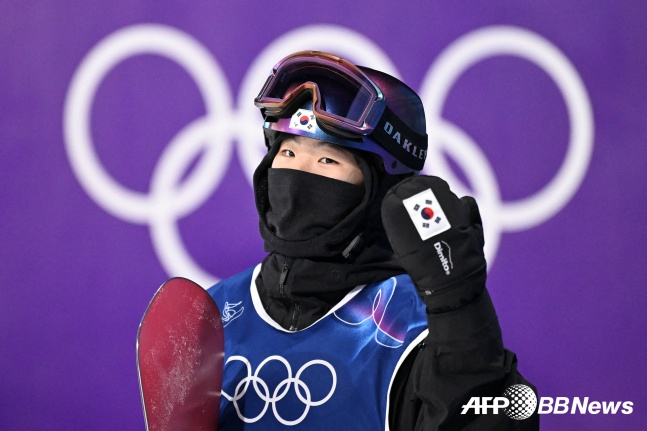 韓国のユ·スンは10日（韓国時間）、イタリア·リビーニョのスノーパークで行われた2026ミラノ·コルティナダンペッツォ冬季五輪スノーボード女子ビッグエア決選を終えた後、喜んでいる。 /AFPBBNews=ニュース1