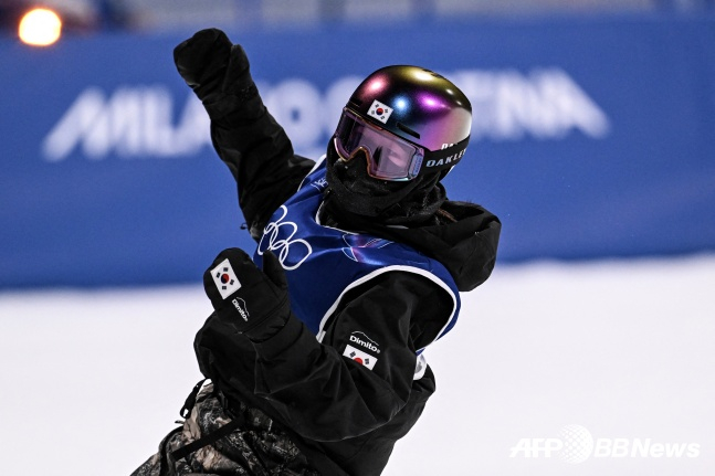 韓国のユ·スンは10日（韓国時間）、イタリア·リビーニョのスノーパークで行われた2026ミラノ·コルティナダンペッツォ冬季五輪スノーボード女子ビッグエア決選を終えた後、喜んでいる。 /AFPBBNews=ニュース1