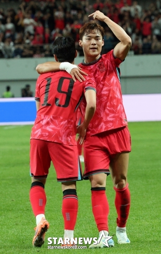 The South Korean national soccer team played a friendly match against the Paraguay team at the Seoul World Cup Stadium on October 14. Oh Hyun-kyu is delighted with Lee Kang-in, who gave assist after scoring his second goal. /Photo = Kim Jin-kyung on standby