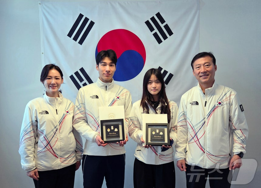 ファン·デホンとチェ·ガオンが15日（韓国時間）、イタリア·ミラノでイ·スギョン選手団長とキム·テクス副団長からイ·ジェミョン大統領の祝電を受けた後、記念撮影をしている。 左から2026ミラノ·コルティナダンペッツォ冬季五輪大韓民国選手団団長のイ·スギョン、ショートトラック男子1500m銀メダリストのファン·デホン、スノーボード女子ハーフパイプ金メダリストのチェ·ガオン、選手団副団長のキム·テクス。 /写真=ニュース1提供  