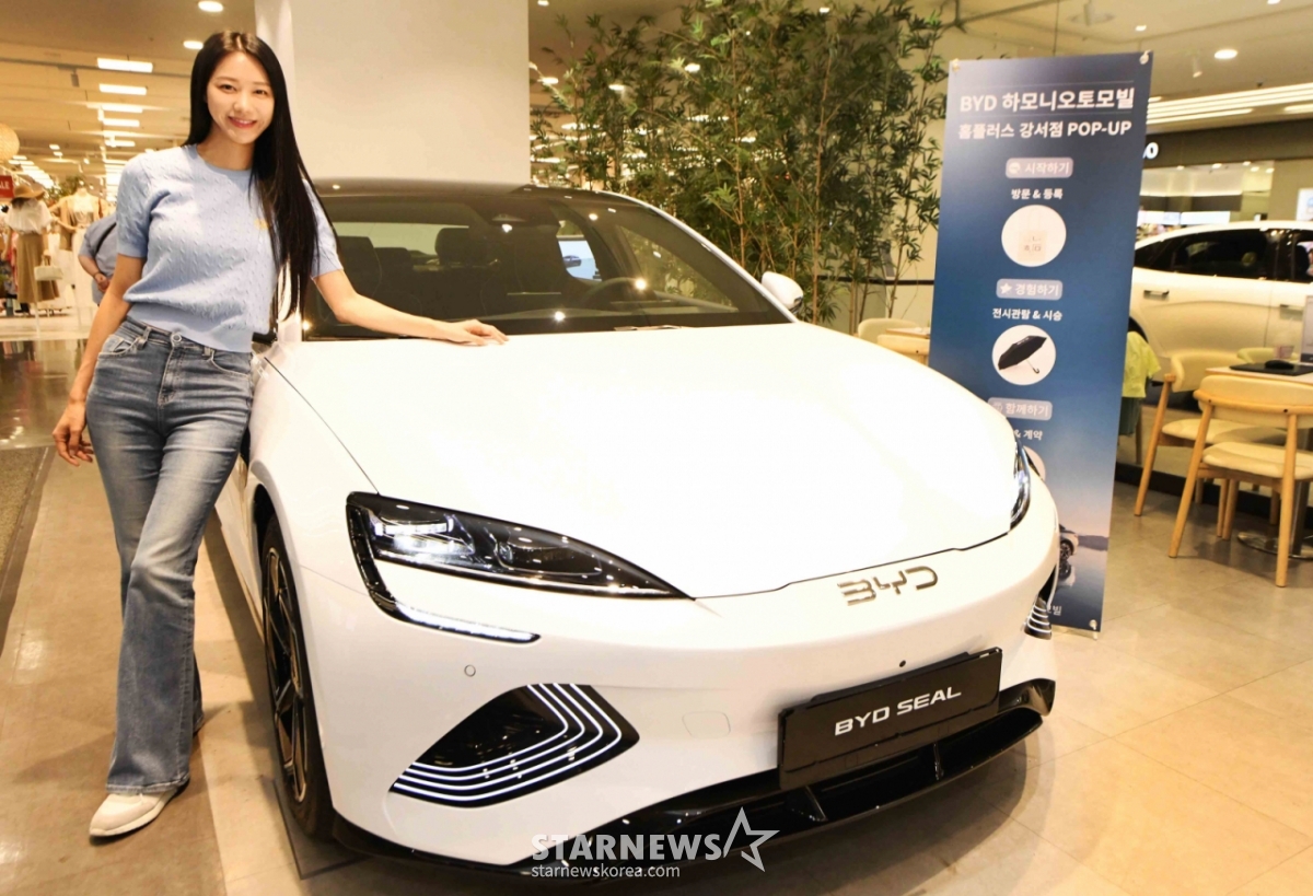 (Seoul = News 1) = Homeplus announced on the 29th that it will hold a pop-up store for imported electric vehicle BYD at Homeplus' Gangseo branch until September 3rd.  A model introduces a SEAL vehicle at the BYD pop-up store on the first floor of Homeplus' Gangseo branch. (Courtesy of Homeplus). Resale and DB prohibited) 2025.8.29/News1 Copyright © News1. All rights reserved. Unauthorized reproduction and redistribution, and prohibition of using AI learning. /Photo = (Seoul = News 1)