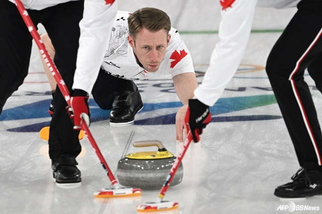 Mark Kennedy at the center of the controversy over curling irregularities. /AFPBBNews=News1