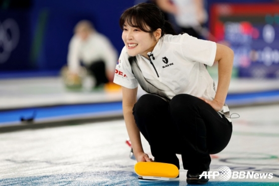 Seol Ye-eun of the Korean women's curling team is smiling brightly in the third round of the curling round robin at the 2026 Milan-Cortina Winter Olympics held at Cortina Curling Olympic Stadium in Cortina d'Ampezzo, Italy on the 13th (local time). /AFPBBNews=News1