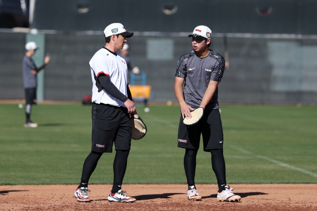 Ryu Hyun-hyun (right) is training defense against Oh Ji-hwan at the 2026 LG Spring Camp in Scottsdale, Arizona. /Photo = Courtesy of LG Twins