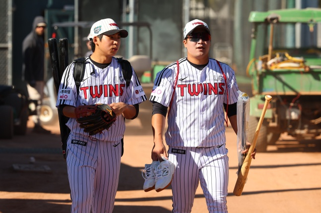 Trending Hyun (left) and Moon Bo-kyung. /Photo = Courtesy of LG Twins