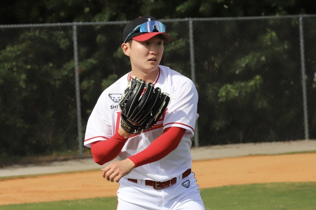 SSG Landers Kim Gun-woo is playing catch at the first spring camp in Vero Beach, Florida. /Photo = Courtesy of SSG Landers