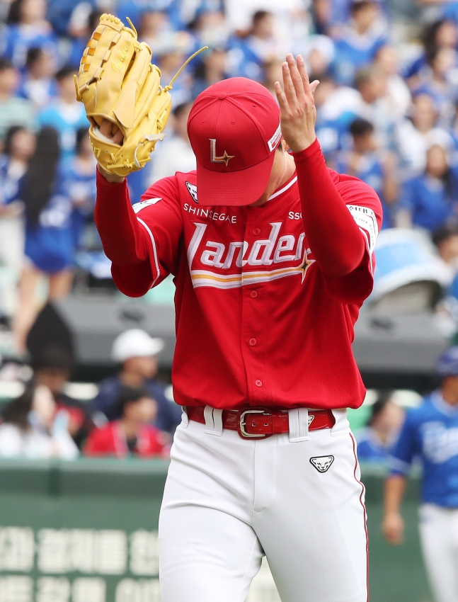 He pitched in the semi-playoff last year and is coming down from the mound clapping after good pitching. /Photo = Courtesy of SSG Landers