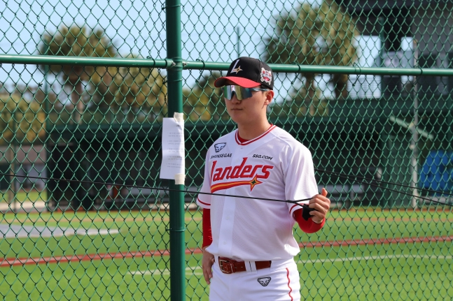 Kim Gun-woo doing shoulder strengthening training at Vero Beach Camp, Florida. /Photo = Courtesy of SSG Landers