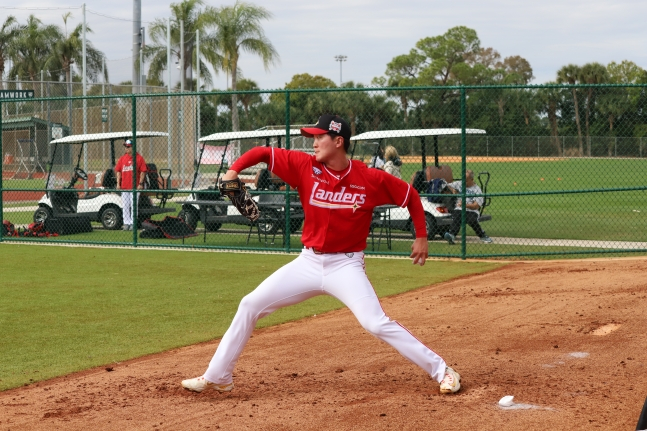 Kim Gun-woo is pitching a bullpen in Vero Beach, Florida. /Photo = Courtesy of SSG Landers