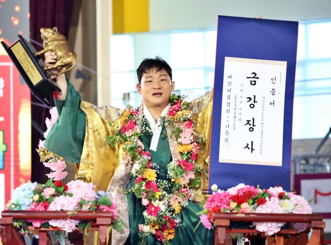 Kim Ki-soo đã leo lên đỉnh núi hoa sau khi giành được Geumgang Jangsa trong cuộc thi đấu vật Tết Nguyên Đán ở Taean vào ngày 16. /Ảnh = Hiệp hội đấu vật Hàn Quốc cung cấp