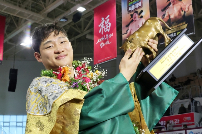 Kim Ki-soo đang nâng chiếc cúp bê vàng sau khi giành chiến thắng. /Ảnh = Hiệp hội đấu vật Hàn Quốc cung cấp