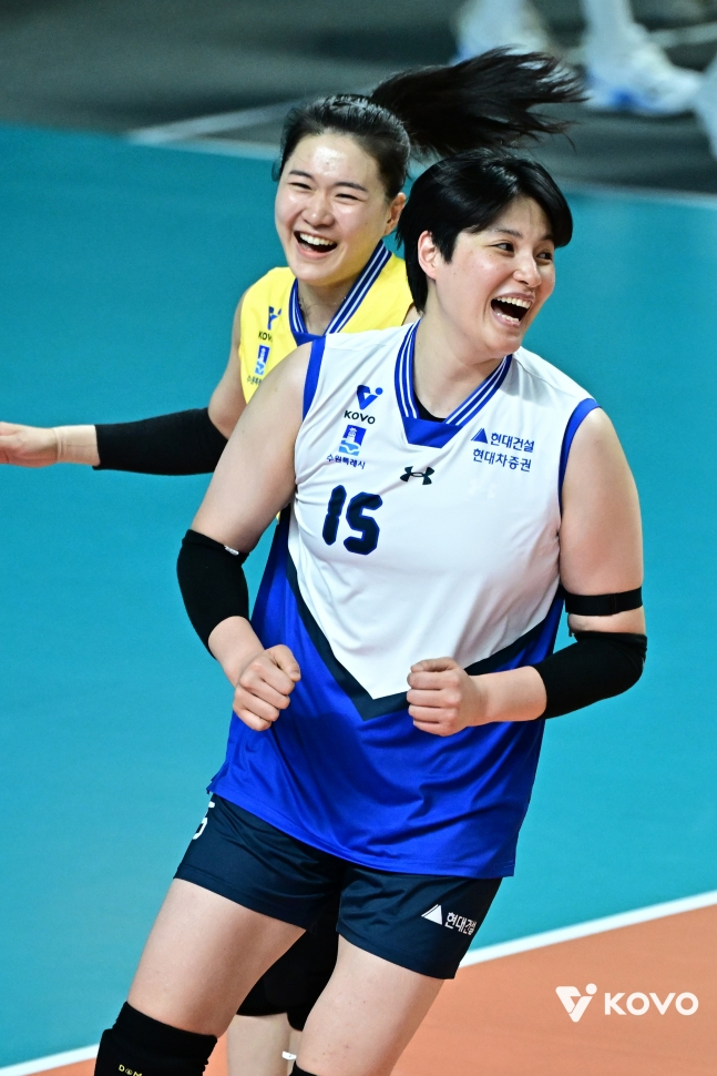 Hyundai Engineering &amp; Construction's Kim Hee-jin (right) is delighted after scoring against GS Caltex on the 16th. /Photo = Courtesy of KOVO