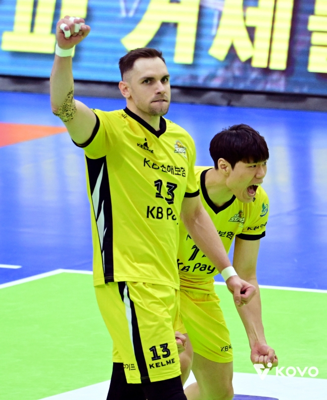 KB Insurance Villena (left) is celebrating after scoring. /Photo = Courtesy of KOVO