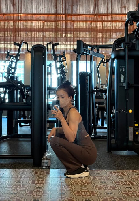 =照片:李诗英的照片墙。