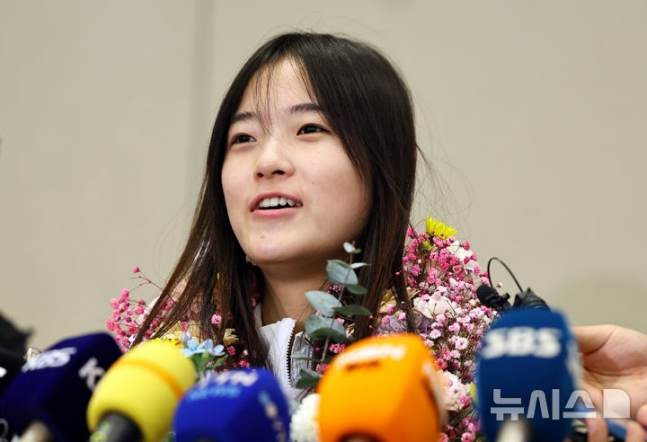 チェ·ガオンが16日、仁川国際空港を通じて帰国し、取材陣とインタビューをしている。 /写真=ニューシス