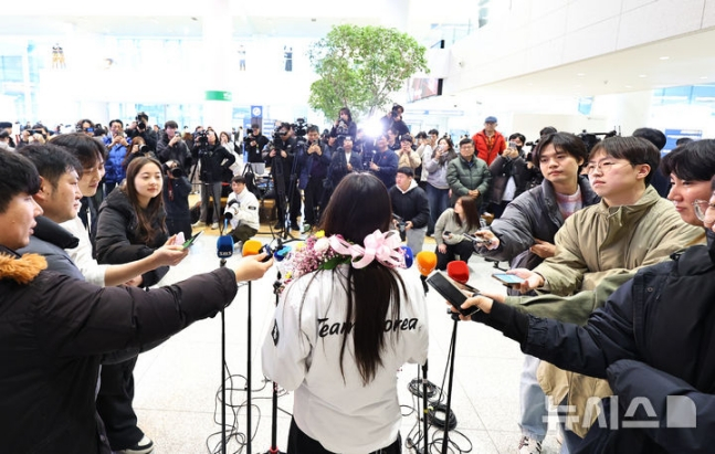 チェ·ガオンの帰国に合わせて集まった取材陣と歓迎の人たち。 /写真=ニューシス