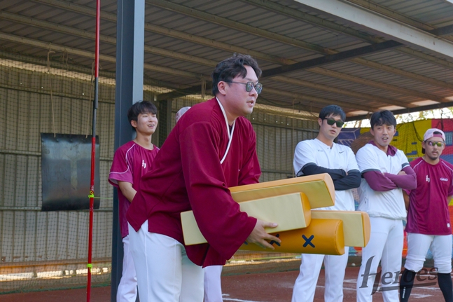 An Chi-hong is throwing the yut. /Photo = Kium Heroes