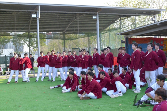 A team watching the game of yut. /Photo = Kium Heroes