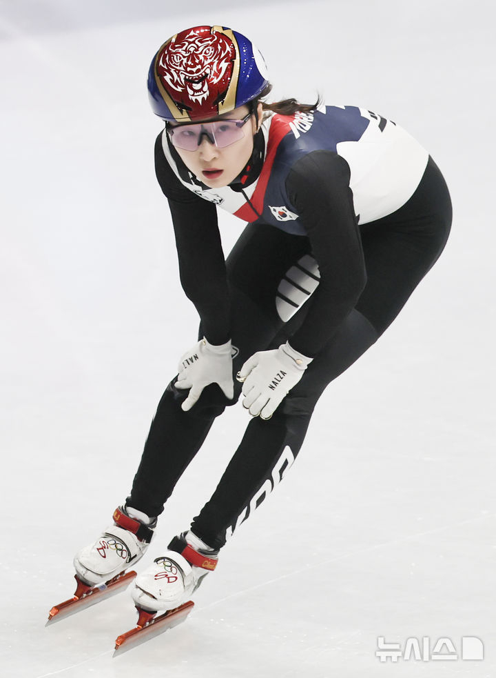 Choi Min-jeong is catching her breath after finishing the women's 1,000m quarterfinal of short track speed skating at the 2026 Milan-Cortina D'Ampezzo Winter Olympics at the Ice Skating Arena in Milan, Italy on the 16th (local time). /Photo = Newsis