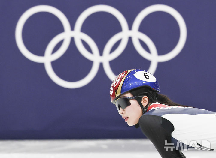Short track Kim Ki-li is catching her breath after finishing the race in the women's 1,000m quarterfinal of short track at the 2026 Milan/Cortina D'Ampezzo Winter Olympics at the Milan Ice Skating Arena on the 16th (local time). /Photo = Newsis